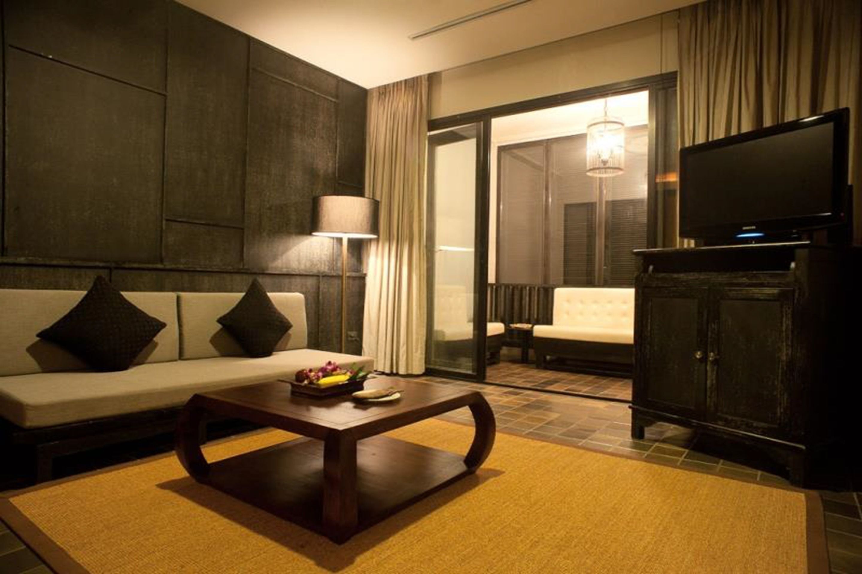 suite (elephant) | living area | 32-inch lcd tv with cable channels, tv, dvd player