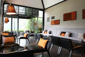 供應早餐、午餐及晚餐