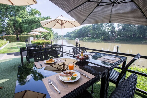 Petit déjeuner buffet (500 THB par personne)