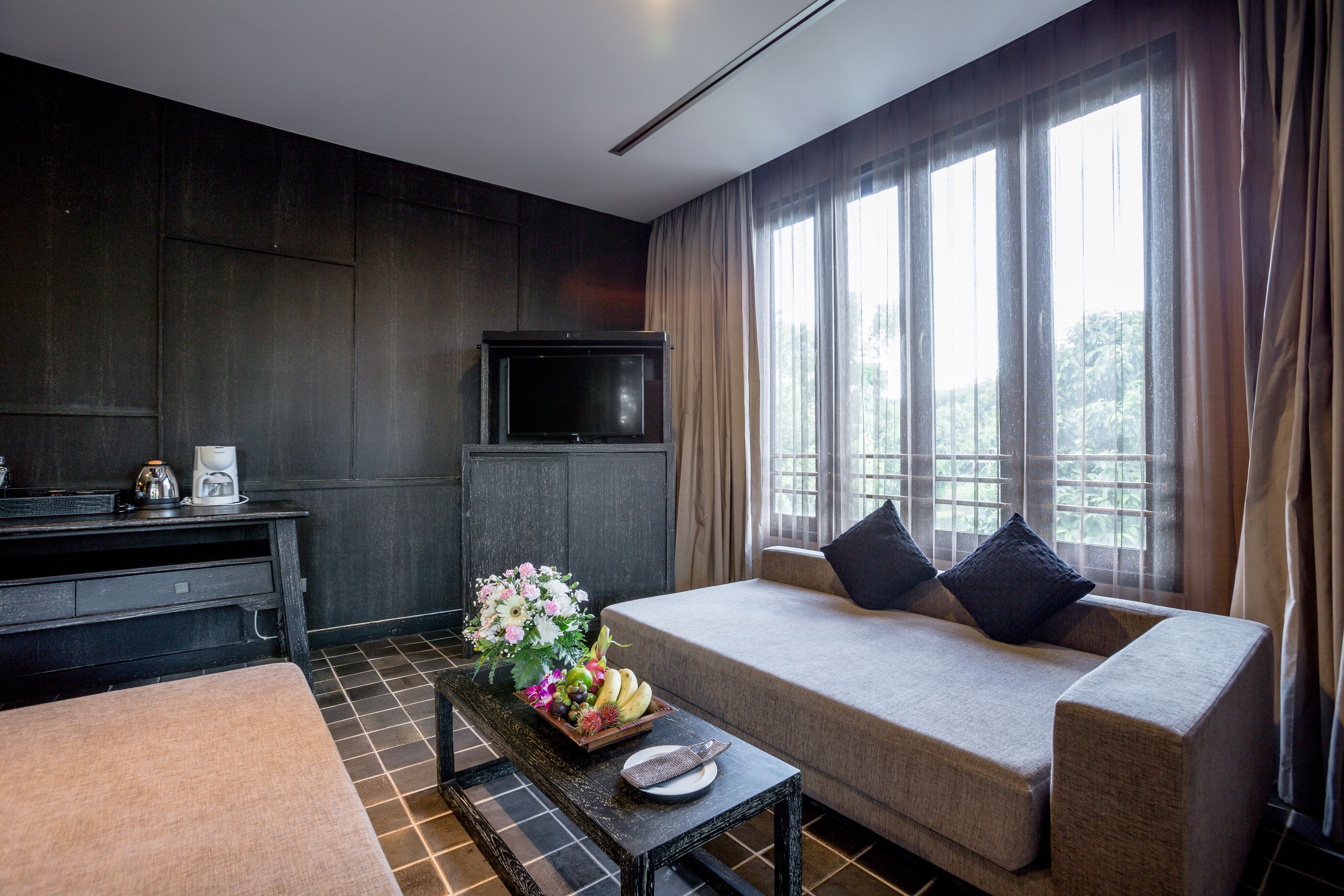 32-inch LCD TV with cable channels, TV