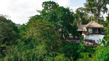 Breakfast, lunch, dinner served; Thai cuisine
