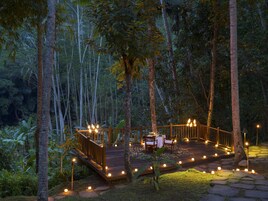 Se sirven desayunos, almuerzos y cenas; cocina tailandesa