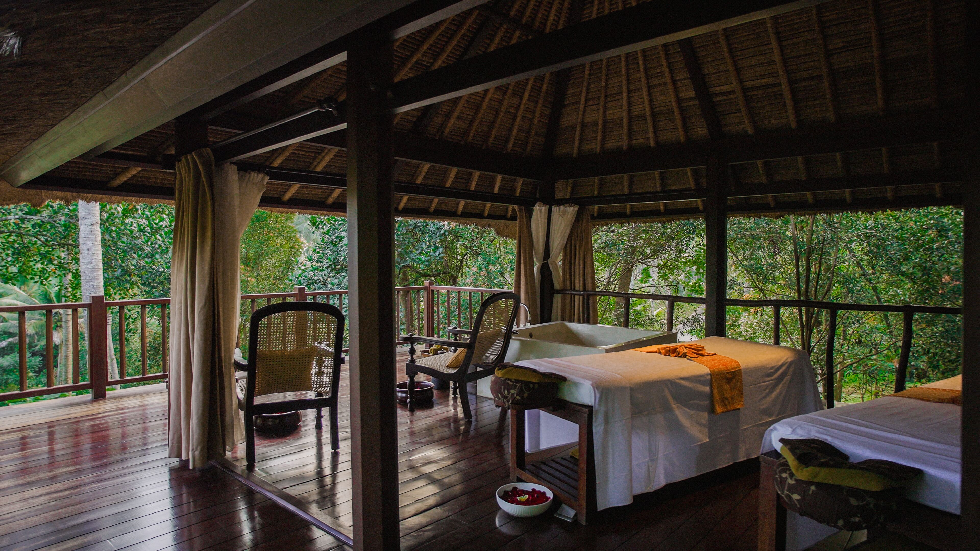 Behandlingsrom for par, boblebad, kroppsbehandlinger og aromaterapi