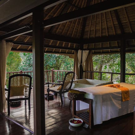 Couples treatment rooms, hot tub, body treatments, aromatherapy