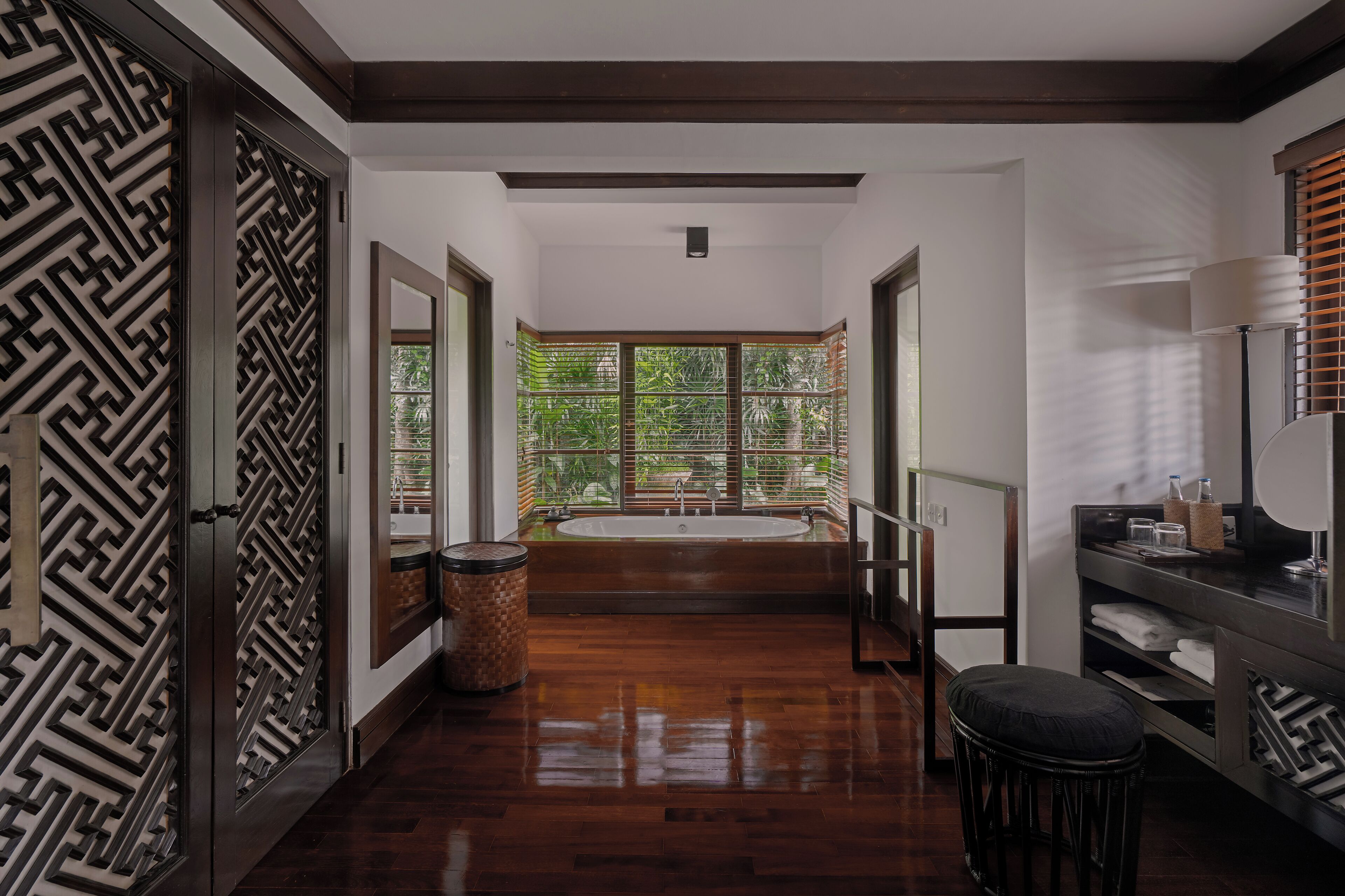 Separat badekar og dusj, regndusjhode og toalettartikler (inkludert)