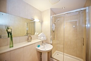 Combined shower/bathtub, free toiletries, hair dryer, towels - Staycity Serviced Apartments - Arcadian Centre (Birmingham)