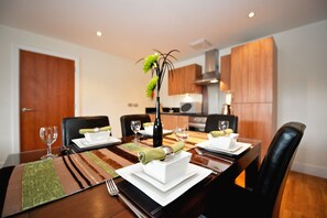 Fridge, microwave, oven, stovetop - Staycity Serviced Apartments - Arcadian Centre (Birmingham)