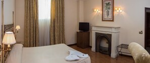Down duvets, individually decorated, individually furnished, desk