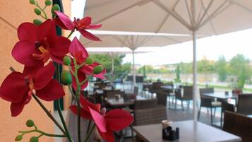 Dagelijks continentaal ontbijt (EUR 4 per persoon)