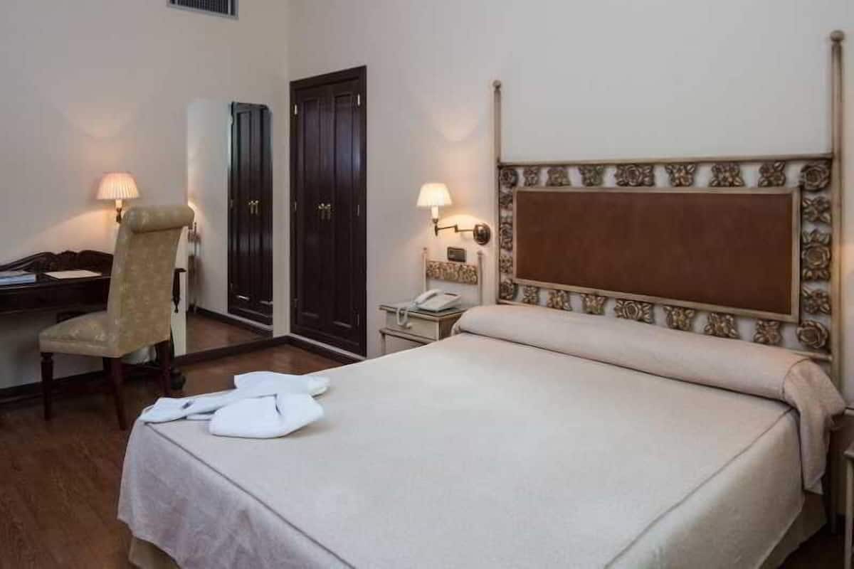 Edredón, decoración personalizada, muebles diferentes y escritorio