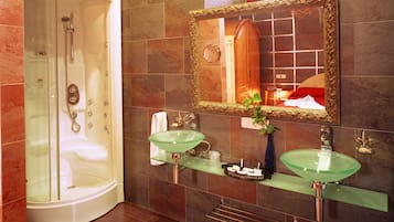 Minibar, in-room safe, WiFi (free)