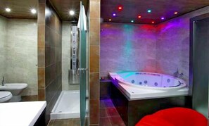 Habitació Deluxe | Bany | Articles de tocador gratuïts i tovalloles 