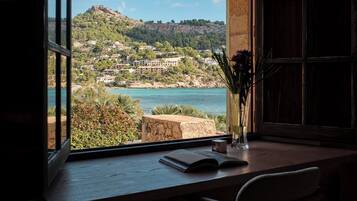 Juniorsvit | Minibar, vÀrdeförvaringsskÄp pÄ rummet och individuell inredning