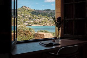 Junior Suite | Minibar, in-room safe, individually decorated, individually furnished