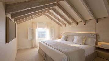 Junior Suite | Minibar, in-room safe, individually decorated, individually furnished