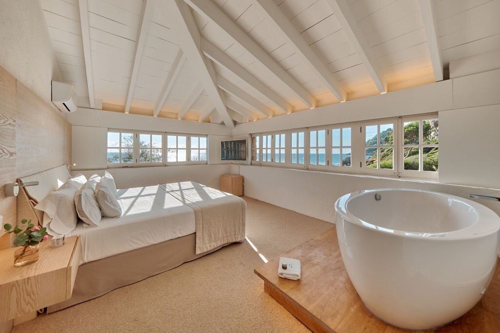 ميني بار وخزنة داخل الغرفة وبديكورات فريدة لكل غرفة وطراز فريد لكل وحدة