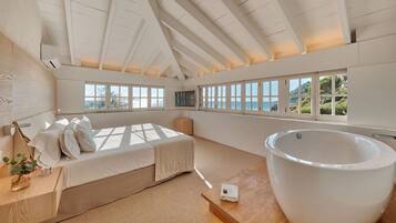 Suite superior, vista al océano (with Chill Out) | Minibar, caja de seguridad en la habitación y decoración personalizada