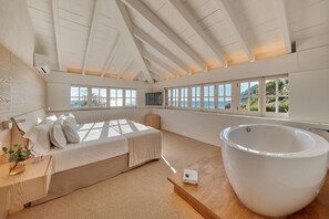 Minibar, caja de seguridad en la habitación y decoración personalizada 