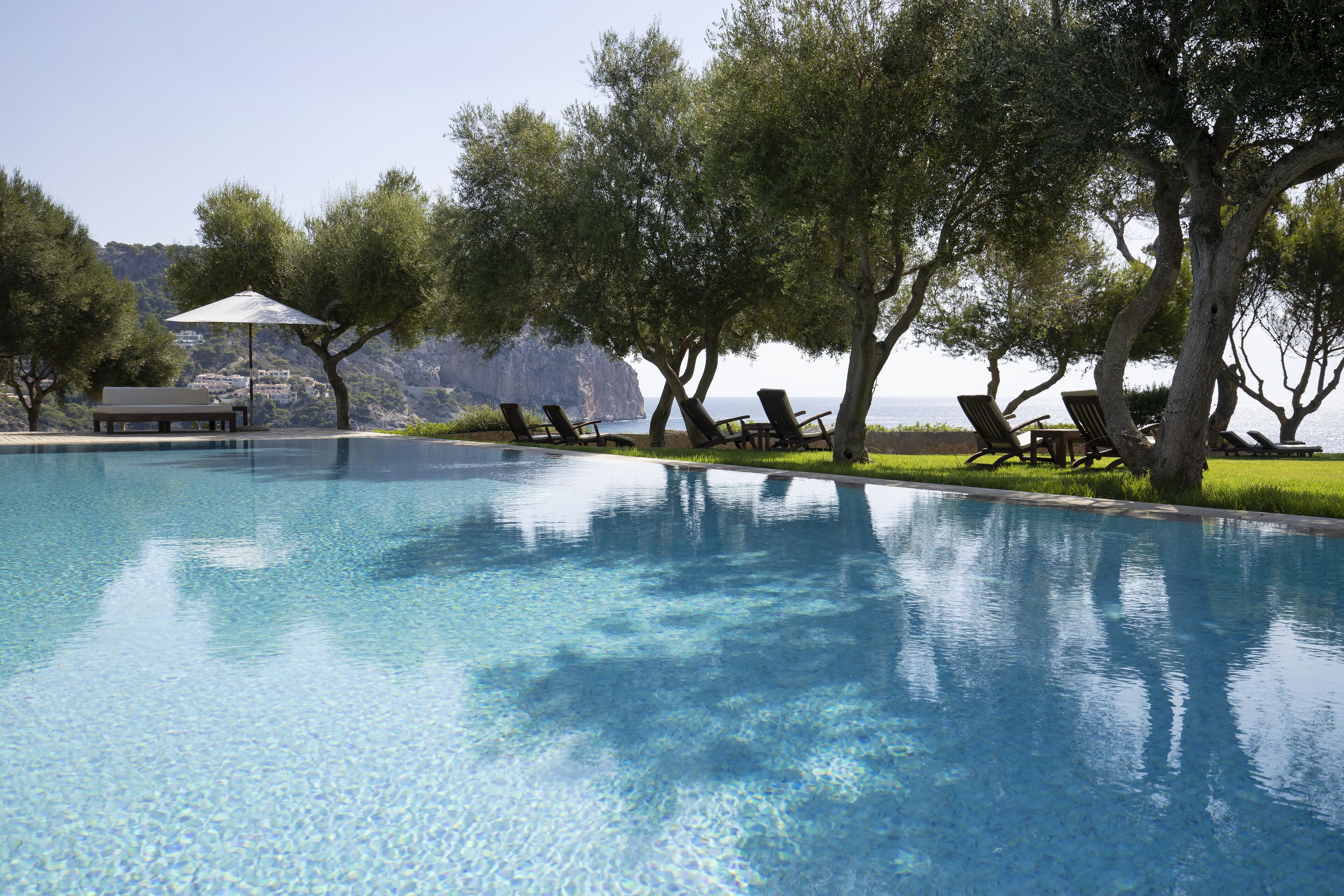 2 piscines extérieures, chaises longues