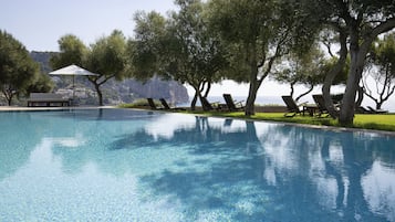 2 hồ bơi ngoài trời, ghế dài tắm nắng