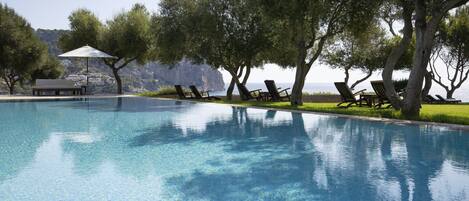 2 outdoor pools, pool loungers