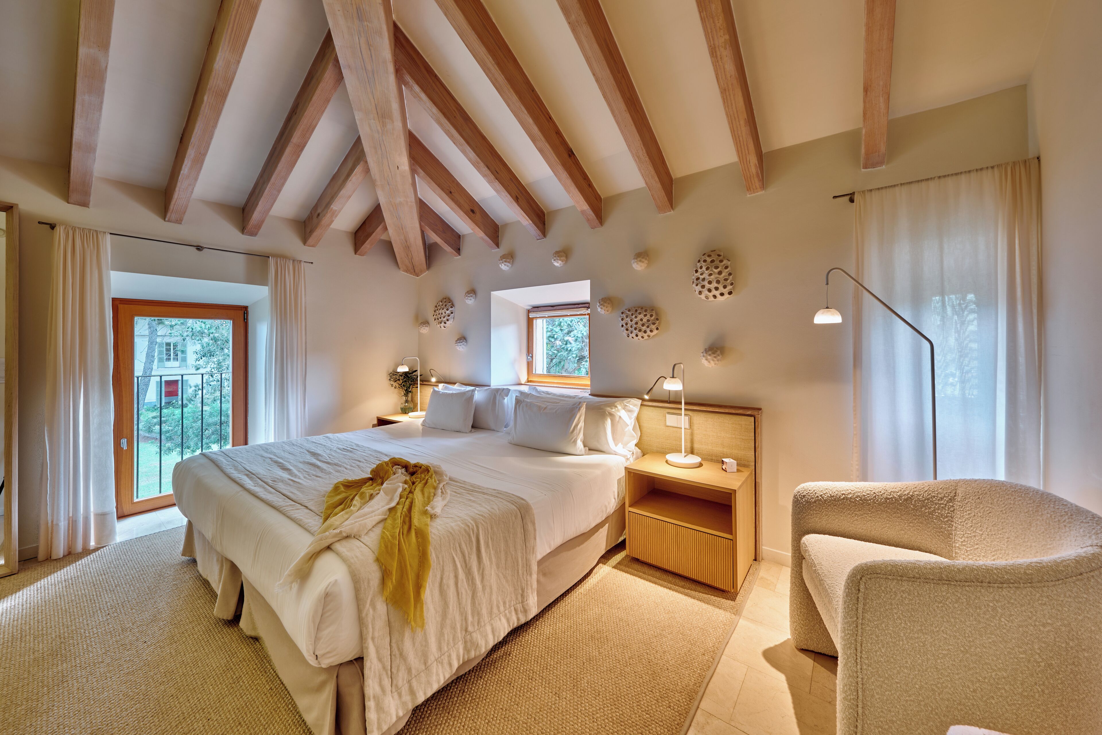 ميني بار وخزنة داخل الغرفة وبديكورات فريدة لكل غرفة وطراز فريد لكل وحدة