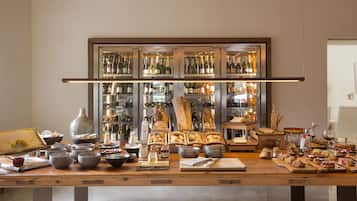 Tägliches Frühstücksbuffet gegen Gebühr
