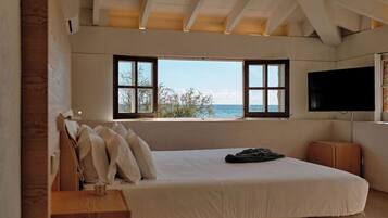 Superior suite, uitzicht op zee (with Chill Out) | Een minibar, een kluis op de kamer, individueel gedecoreerd