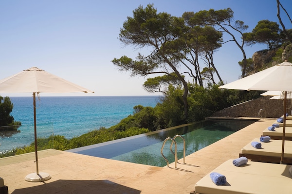 2 buitenzwembaden en ligstoelen