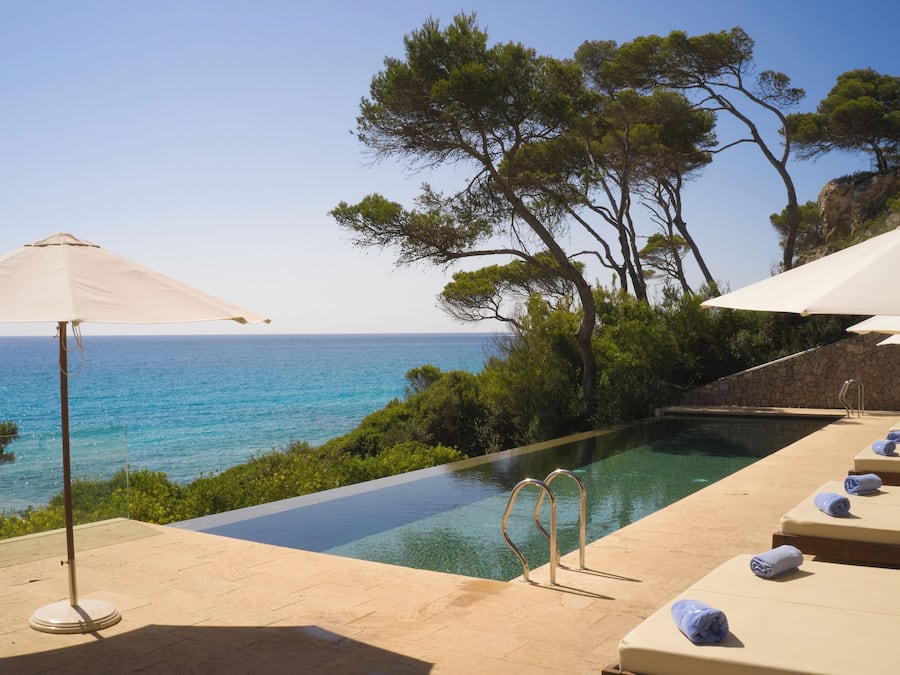 2 outdoor pools, sun loungers