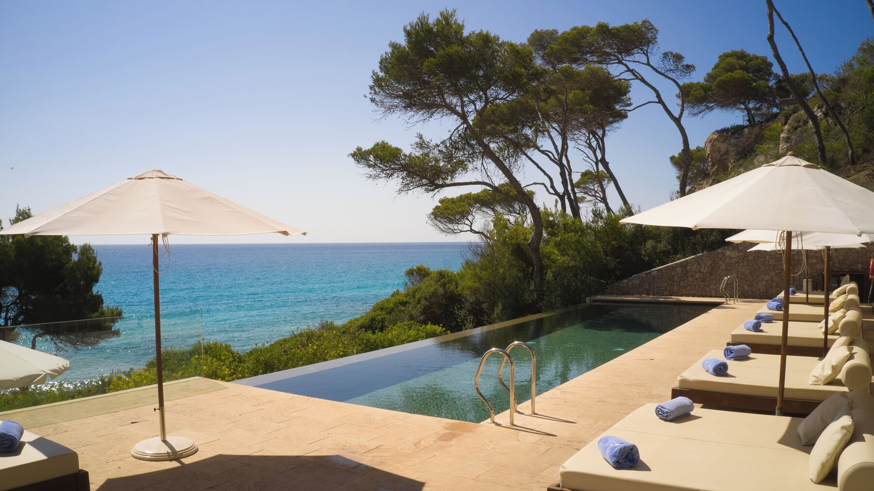 2 outdoor pools, sun loungers