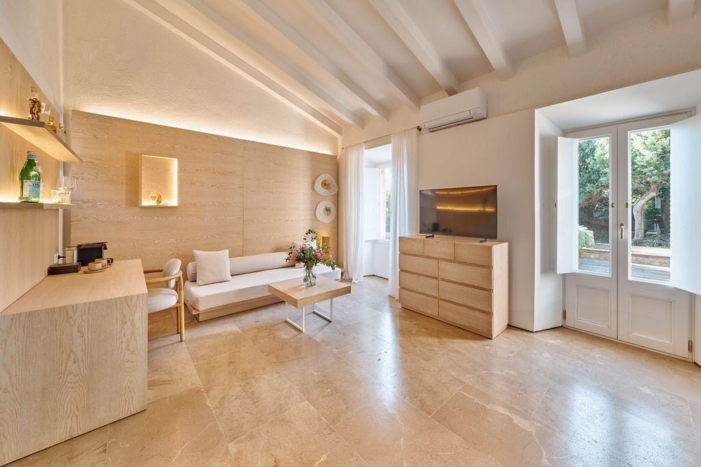 Superior Suite, Ocean View (with Chill Out) | Living area | TV