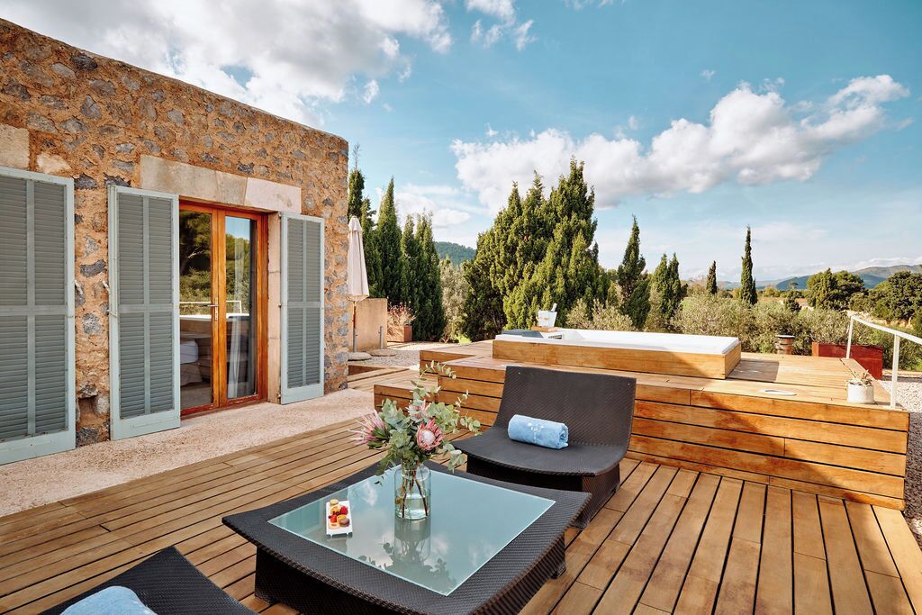 ميني بار وخزنة داخل الغرفة وبديكورات فريدة لكل غرفة وطراز فريد لكل وحدة