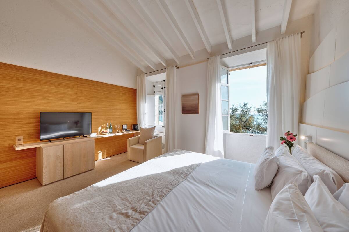 Habitación doble (Can Simoneta Experience Deal) | Minibar, caja fuerte, espacio para trabajar con un portátil
