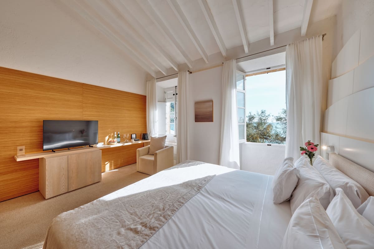 Minibar, caja de seguridad en la habitación y decoración personalizada