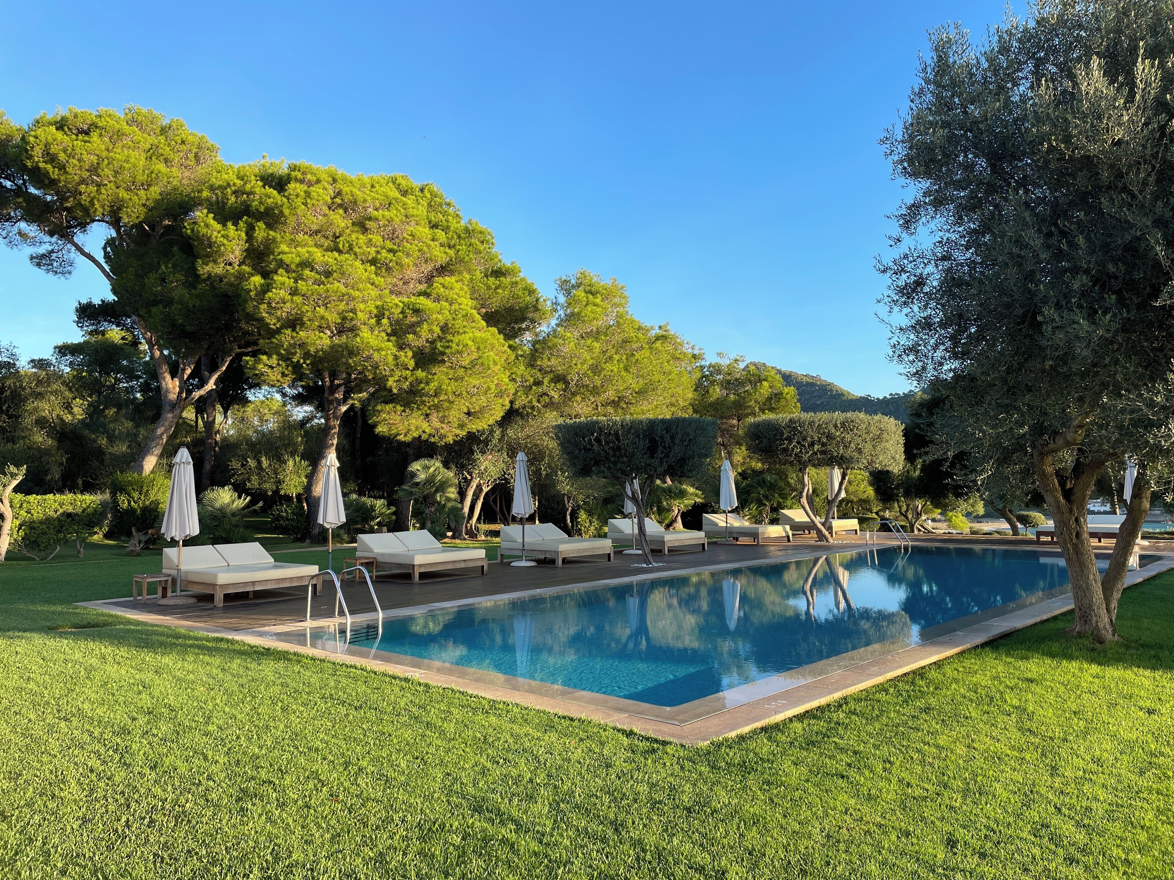 2 albercas al aire libre y camastros 