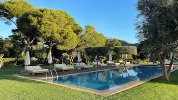 2 outdoor pools, pool loungers