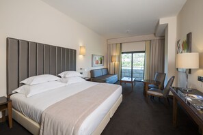 Habitación familiar, vista al río (2 Adults + 2 Children) | Minibar, caja de seguridad en la habitación y escritorio 