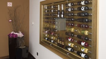 Una estantería de pared para varias botellas de vino.