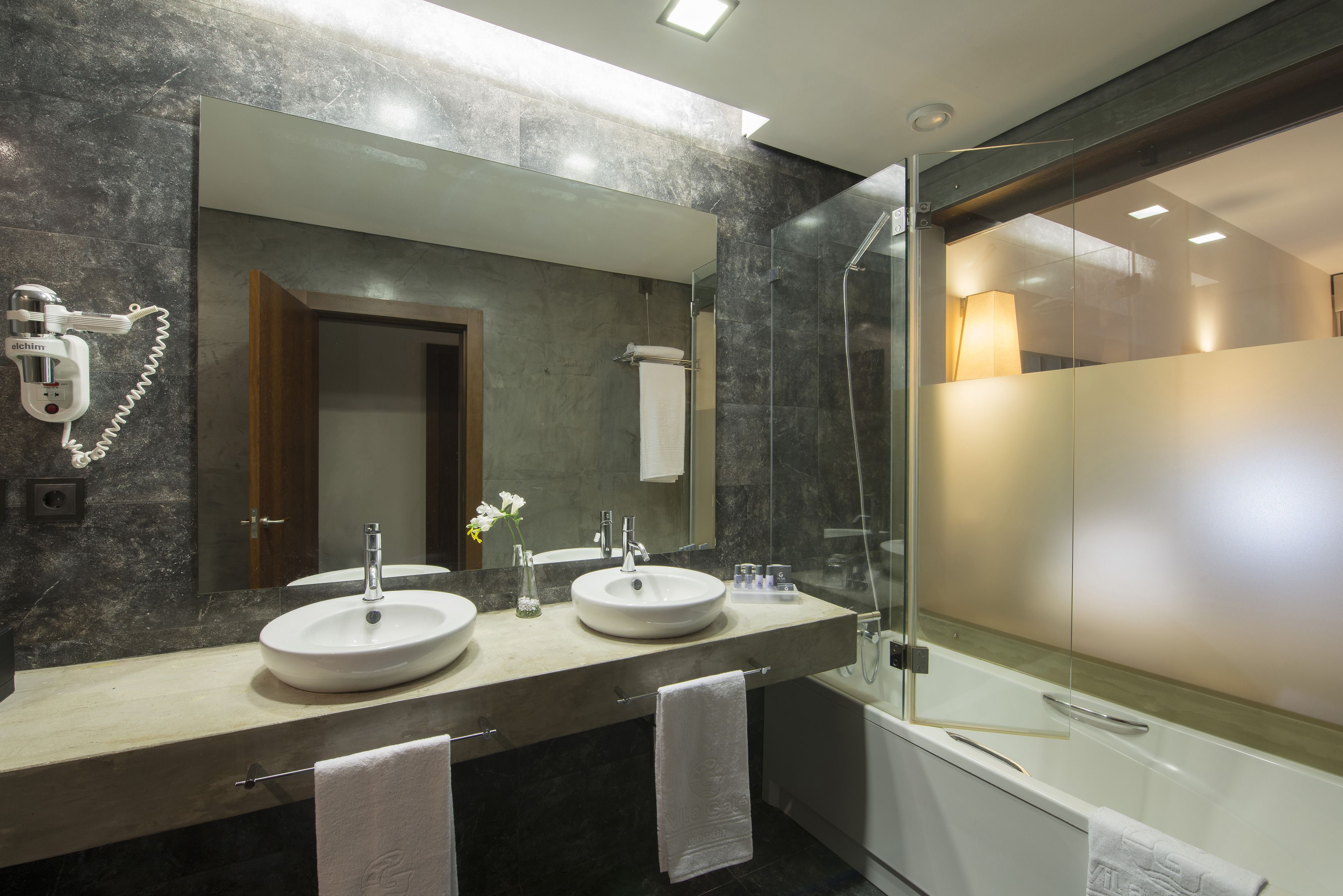 combined shower/bathtub, free toiletries, hair dryer, towels