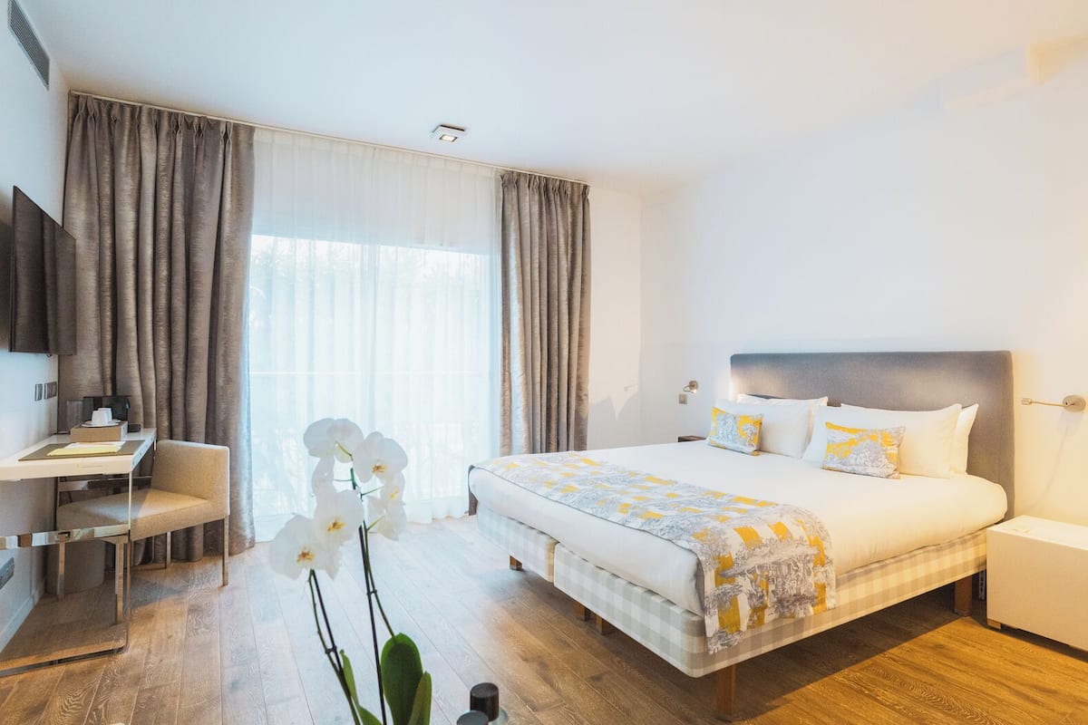 Classic White | 1 habitación, ropa de cama de alta calidad y minibar