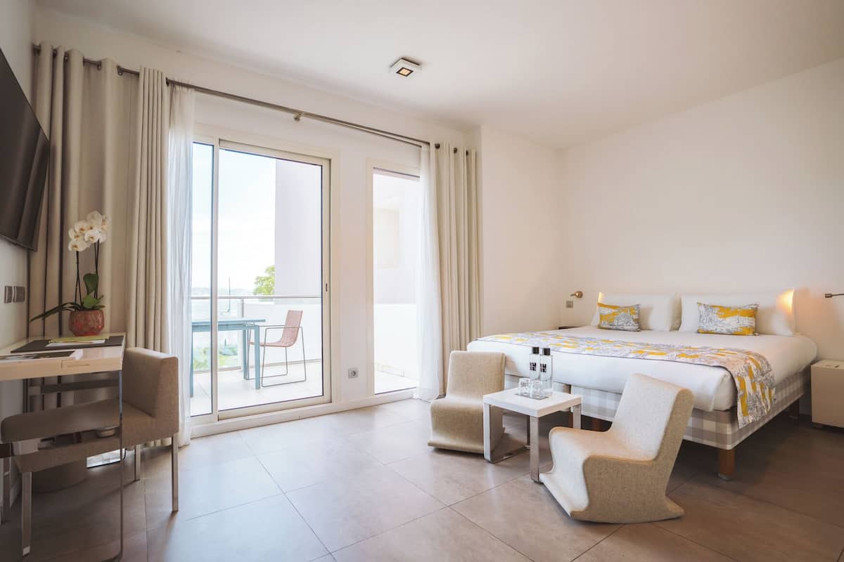 Classic White Sea | 1 habitación, ropa de cama de alta calidad y minibar