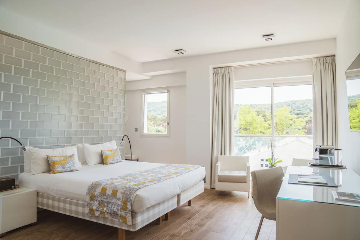 Deluxe White | 1 habitación, ropa de cama de alta calidad y minibar