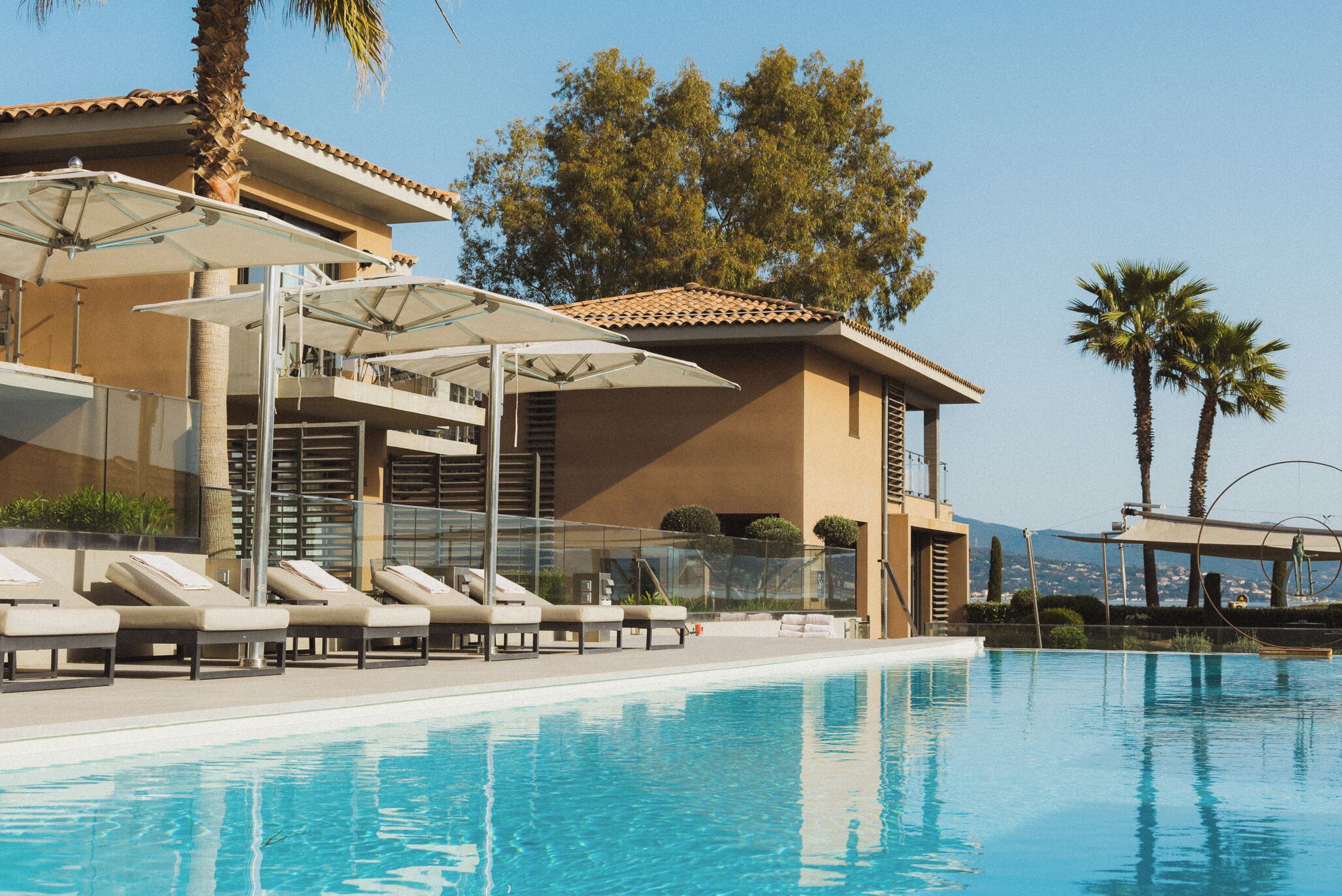 3 piscines extérieures, accès possible de 9 h à 20 h, parasols