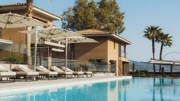3 piscines extérieures, accès possible de 9 h à 20 h, parasols