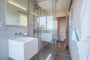 Deluxe kamer | Badkamer | Een haardroger, badjassen, handdoeken