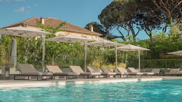 3 piscinas al aire libre, sombrillas, sillones reclinables de piscina