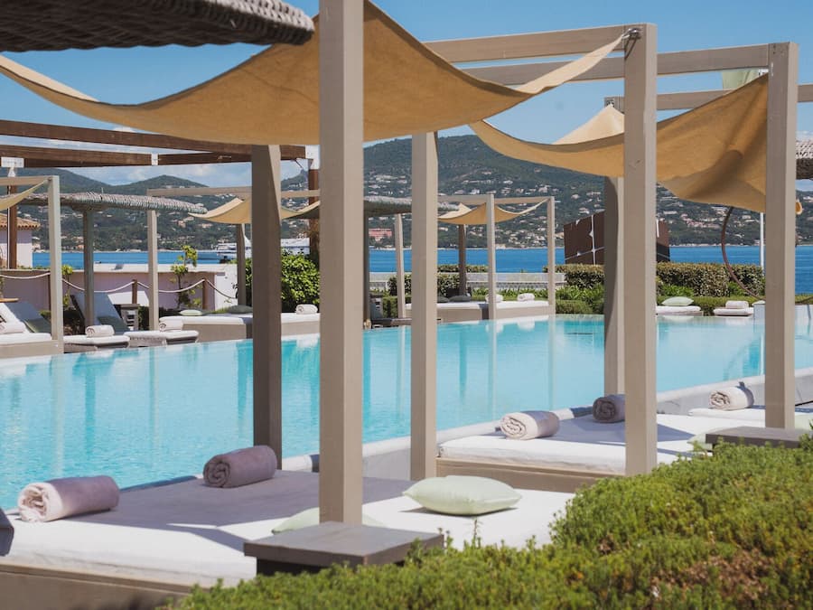 3 utendørsbassenger, bassengparasoller og solsenger