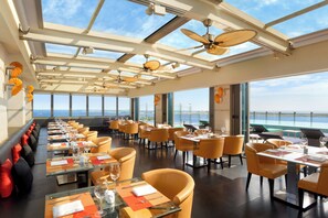 2 restaurants, spécialités Cuisine internationale