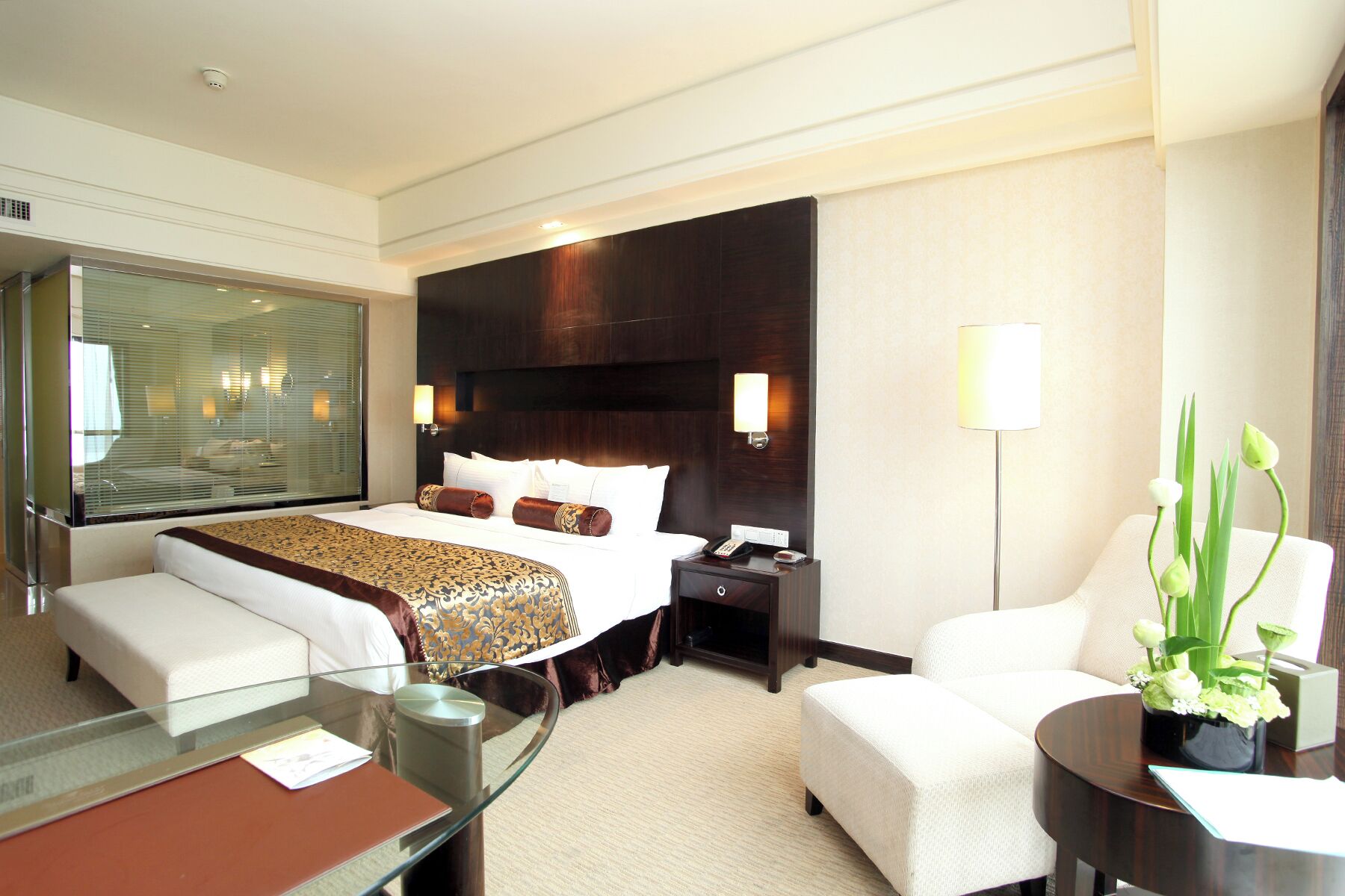 Quarto | Cofres nos quartos, escrivaninha, espaço de trabalho para notebook